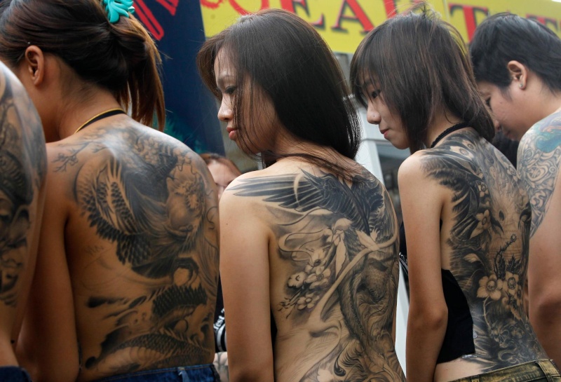 Секс втроём с фигуристой и татуированной азиаткой